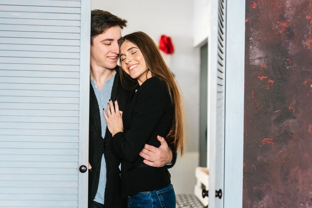 16 Cute Things Girls Do That Guys Love 20 Hugs