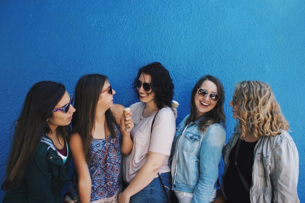 5 Signs From The Universe That Someone Is Thinking About You! 5 interest in friends