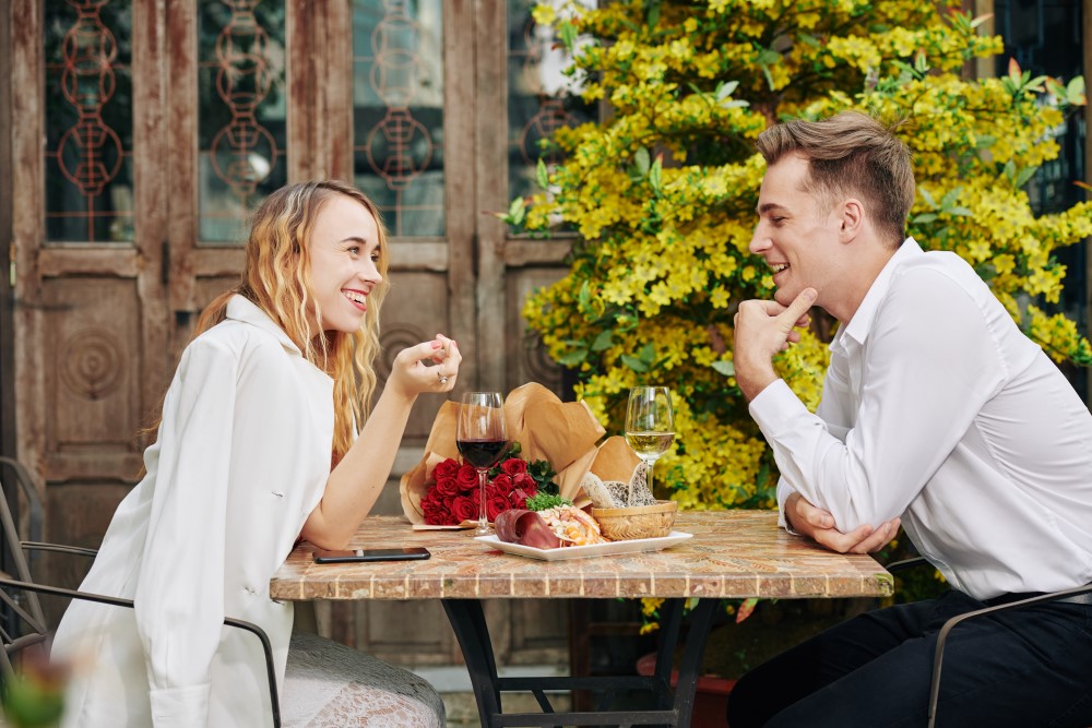 flirting couple at restaurant AJ8WZHG