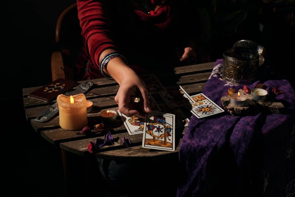 Love Tarot and The Wheel Of Fortune Card