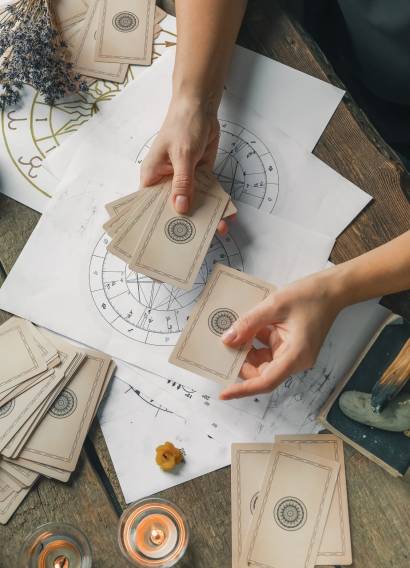 astrology-astrologer-calculates-natal-chart-and-m-2021-12-09-20-23-37-utc-min basic love tarot spread