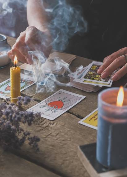 tarot-cards-fortune-telling-on-tarot-cards-at-nig-2021-10-21-04-03-29-utc-min tarot-cards-fortune-telling-on-tarot-cards-at-nig-2021-10-21-04-03-29-utc-min